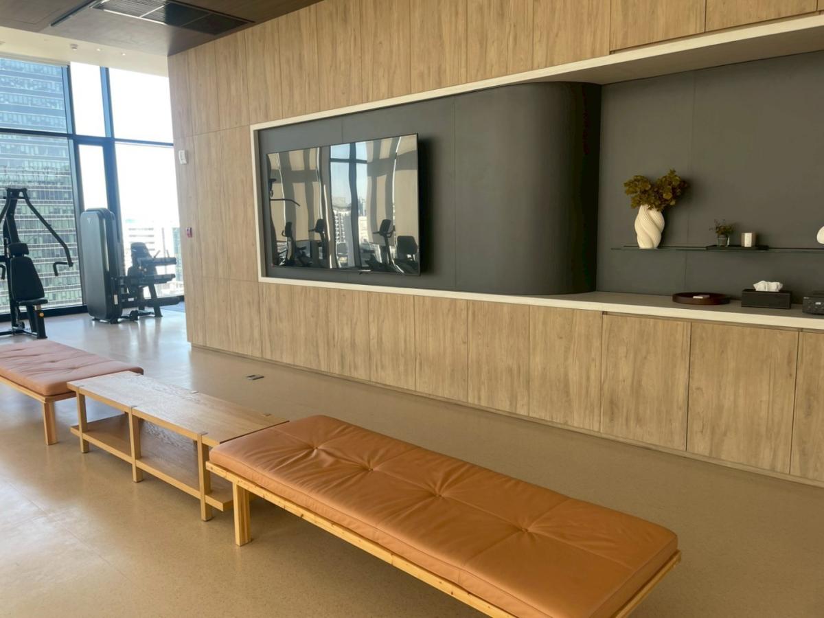 For RentCondoRama9, Petchburi, RCA : 🔥For Rent Now🔥 Noble New District R9, near MRT Rama 9 and Central Rama 9, only 180 meters away. Brand new room, fully furnished, ready to move in. (Available for long-term and short-term rentals)