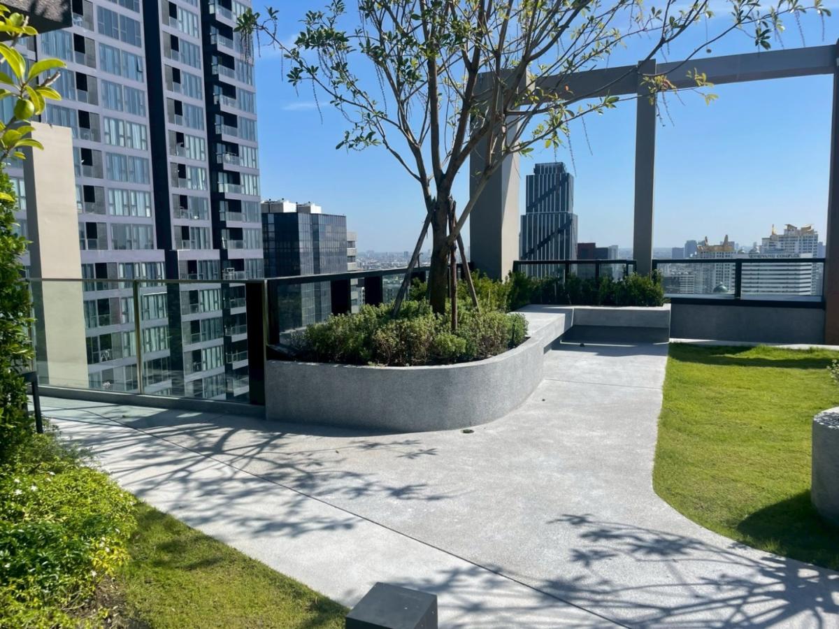 For RentCondoRama9, Petchburi, RCA : 🔥For Rent Now🔥 Noble New District R9, near MRT Rama 9 and Central Rama 9, only 180 meters away. Brand new room, fully furnished, ready to move in. (Available for long-term and short-term rentals)