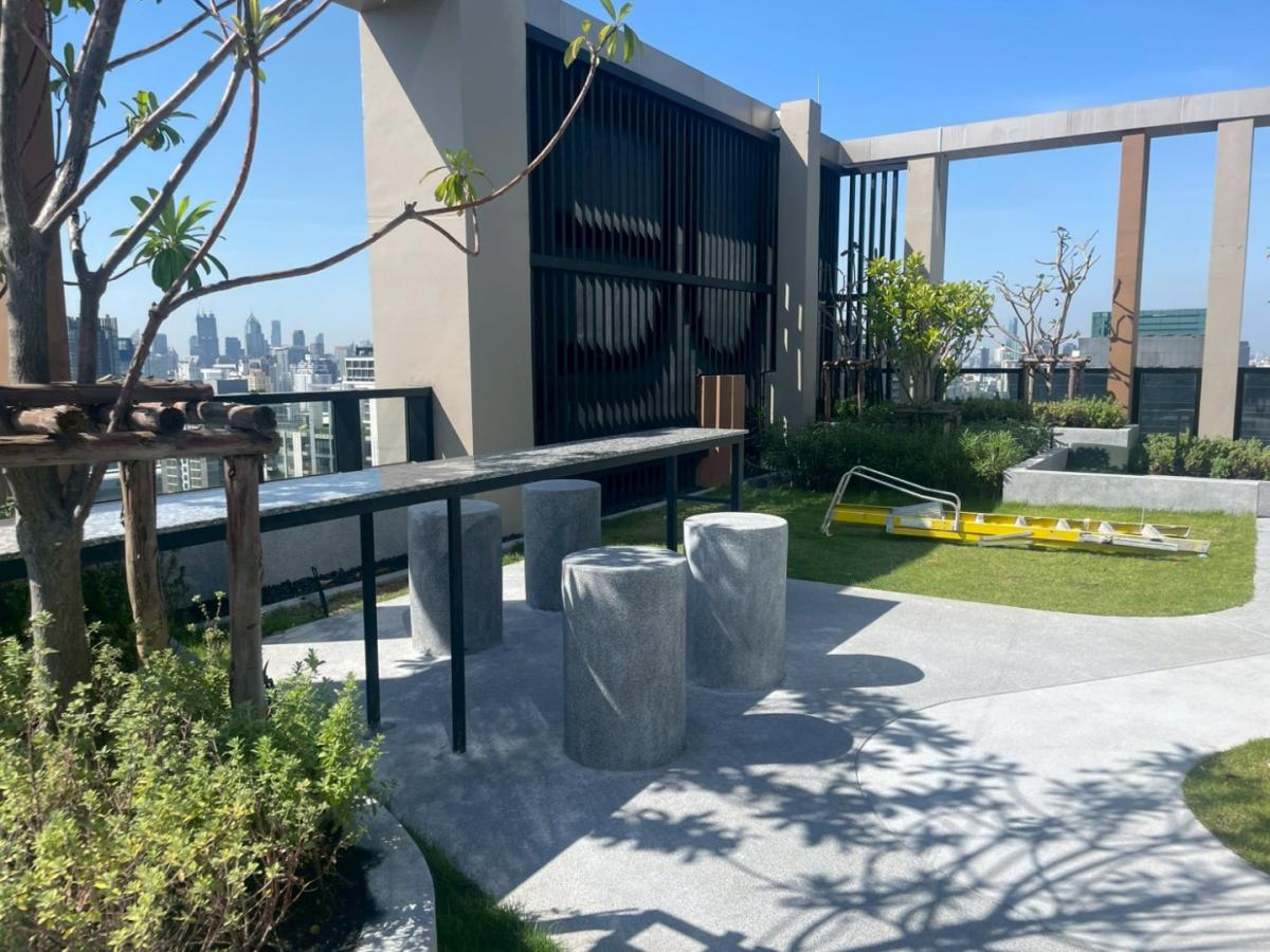 For RentCondoRama9, Petchburi, RCA : 🔥For Rent Now🔥 Noble New District R9, near MRT Rama 9 and Central Rama 9, only 180 meters away. Brand new room, fully furnished, ready to move in. (Available for long-term and short-term rentals)