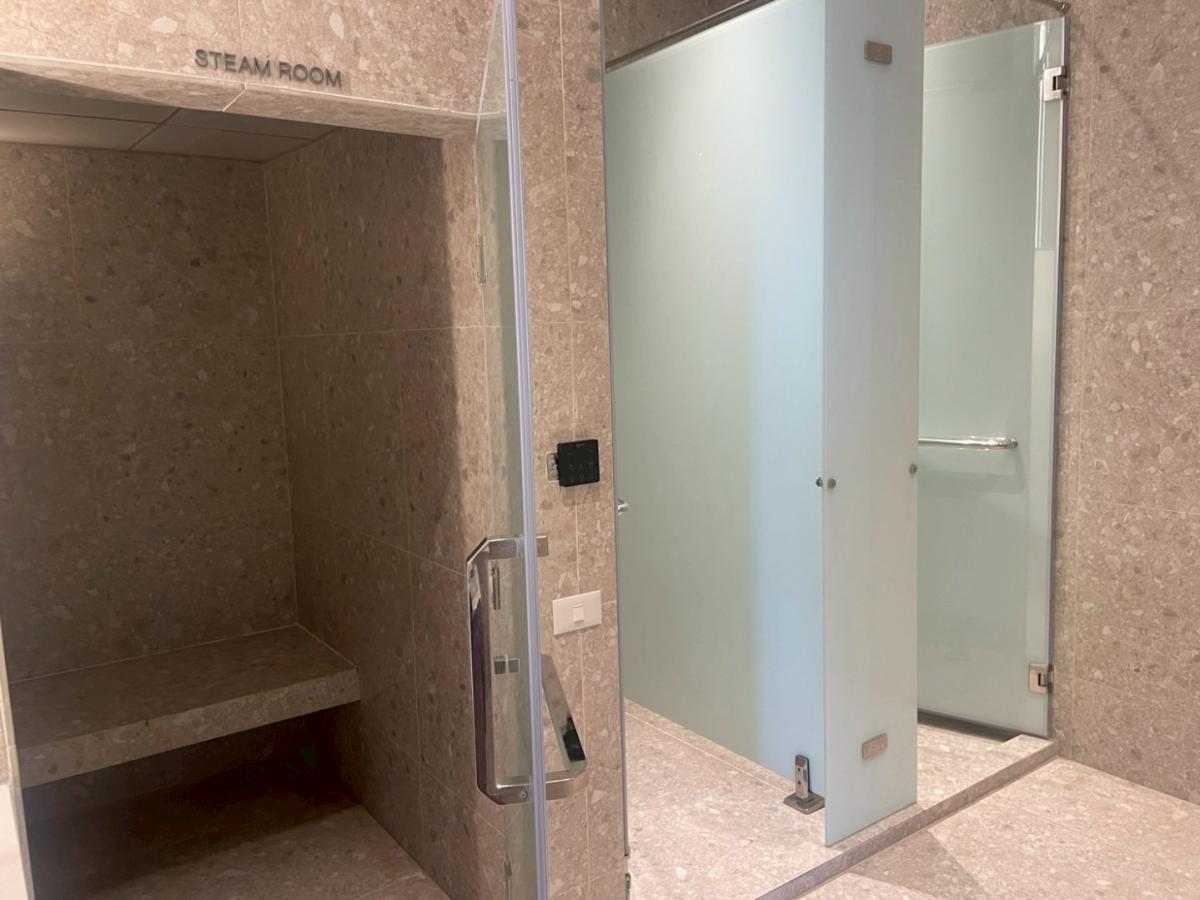 For RentCondoRama9, Petchburi, RCA : 🔥For Rent Now🔥 Noble New District R9, near MRT Rama 9 and Central Rama 9, only 180 meters away. Brand new room, fully furnished, ready to move in. (Available for long-term and short-term rentals)