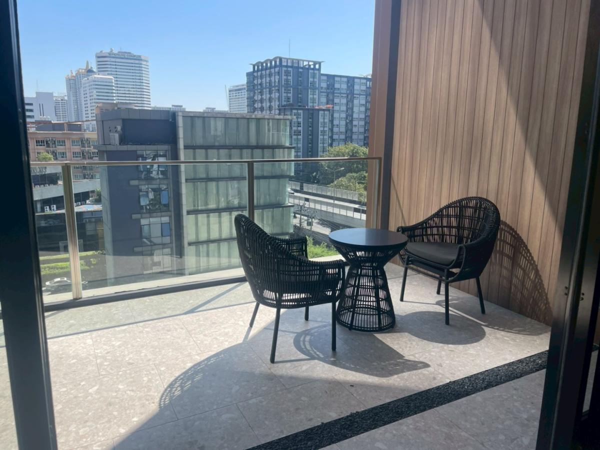 For RentCondoRama9, Petchburi, RCA : 🔥For Rent Now🔥 Noble New District R9, near MRT Rama 9 and Central Rama 9, only 180 meters away. Brand new room, fully furnished, ready to move in. (Available for long-term and short-term rentals)