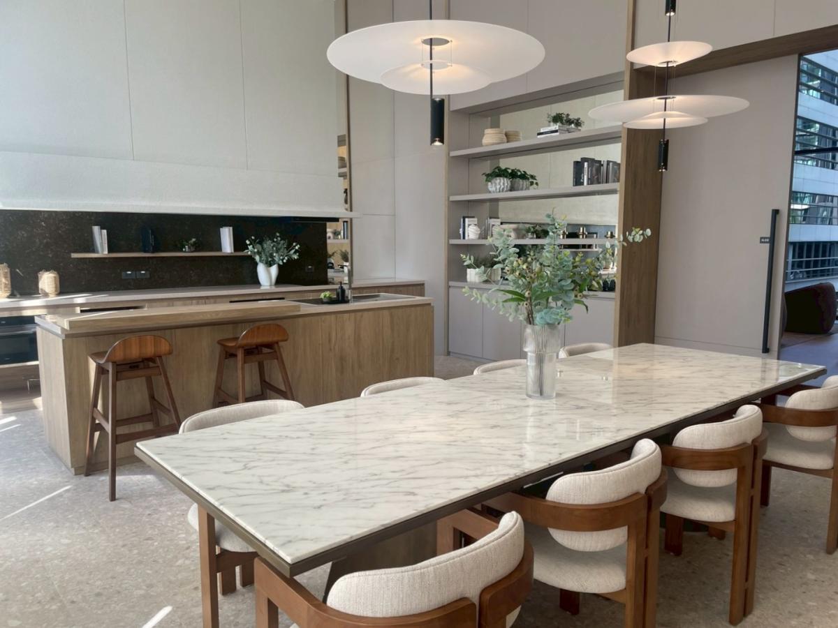 For RentCondoRama9, Petchburi, RCA : 🔥For Rent Now🔥 Noble New District R9, near MRT Rama 9 and Central Rama 9, only 180 meters away. Brand new room, fully furnished, ready to move in. (Available for long-term and short-term rentals)