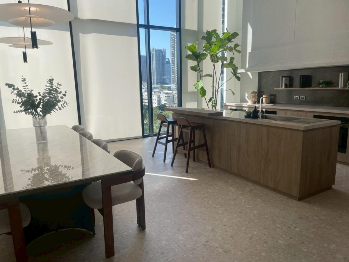 For RentCondoRama9, Petchburi, RCA : 🔥For Rent Now🔥 Noble New District R9, near MRT Rama 9 and Central Rama 9, only 180 meters away. Brand new room, fully furnished, ready to move in. (Available for long-term and short-term rentals)