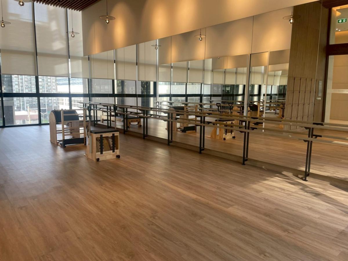 For RentCondoRama9, Petchburi, RCA : 🔥For Rent Now🔥 Noble New District R9, near MRT Rama 9 and Central Rama 9, only 180 meters away. Brand new room, fully furnished, ready to move in. (Available for long-term and short-term rentals)