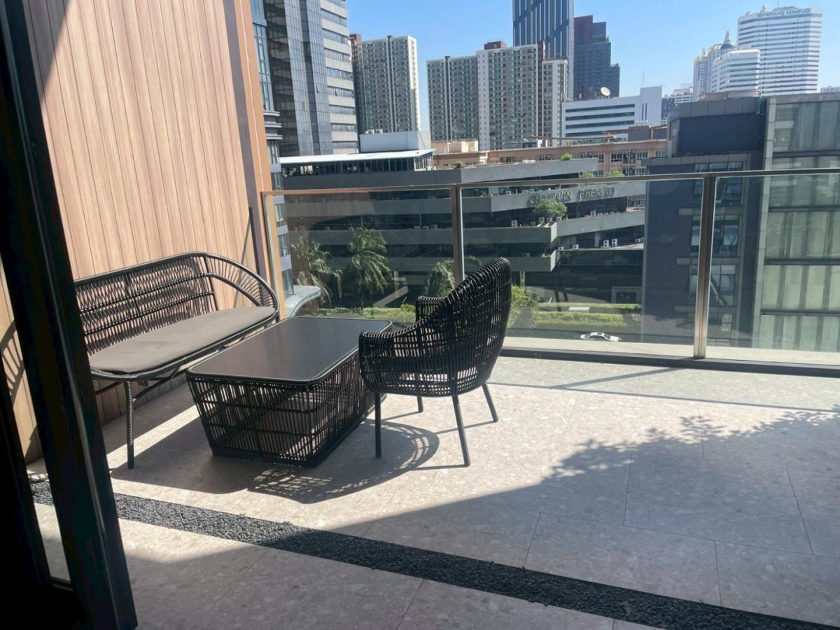 For RentCondoRama9, Petchburi, RCA : 🔥For Rent Now🔥 Noble New District R9, near MRT Rama 9 and Central Rama 9, only 180 meters away. Brand new room, fully furnished, ready to move in. (Available for long-term and short-term rentals)