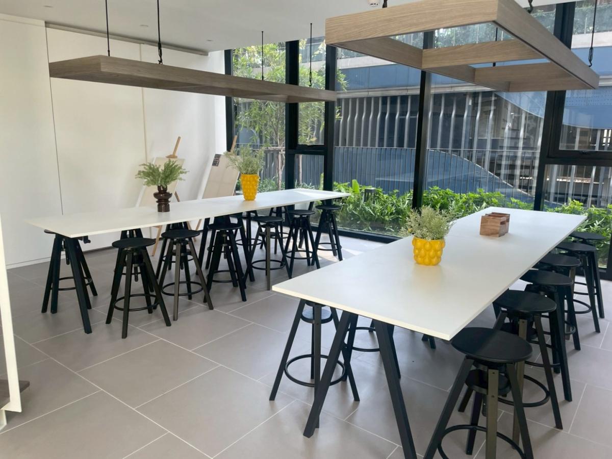 For RentCondoRama9, Petchburi, RCA : 🔥For Rent Now🔥 Noble New District R9, near MRT Rama 9 and Central Rama 9, only 180 meters away. Brand new room, fully furnished, ready to move in. (Available for long-term and short-term rentals)