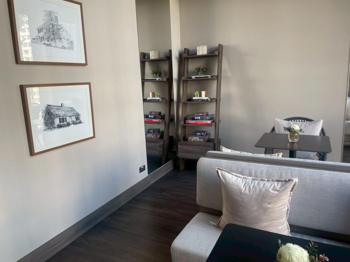 For RentCondoRama9, Petchburi, RCA : 🔥For Rent Now🔥 Noble New District R9, near MRT Rama 9 and Central Rama 9, only 180 meters away. Brand new room, fully furnished, ready to move in. (Available for long-term and short-term rentals)