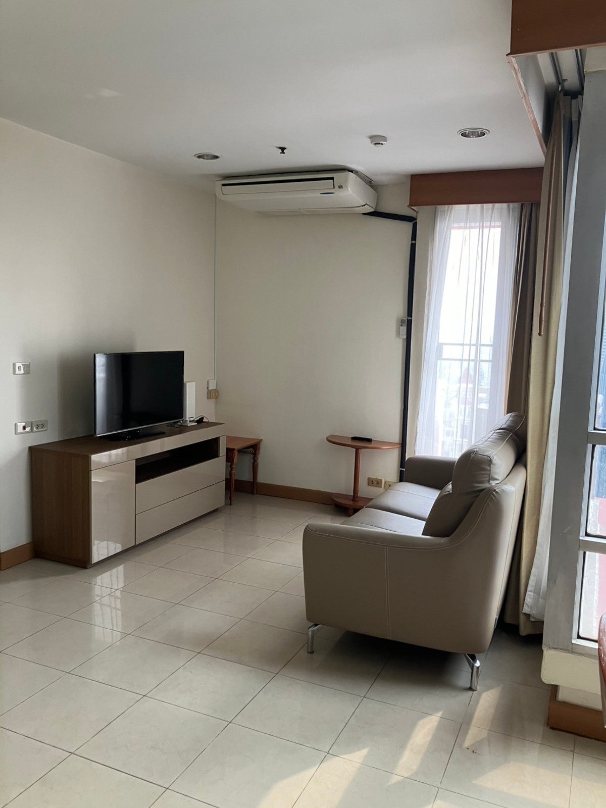 For RentCondoRatchathewi,Phayathai : Urgent for rent! Very good price, 3 bedrooms, 3 bathrooms, in the heart of the city, near Siam, APL, very convenient! Its hard to find. If you miss it, youll miss it. If interested, contact 0876358339 K. Mrs.