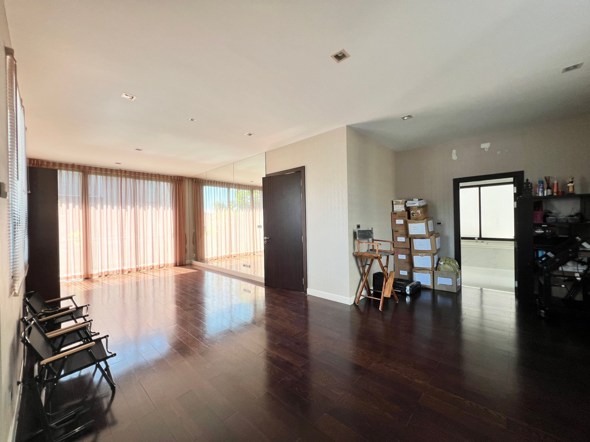 ให้เช่าบ้านรามคำแหง หัวหมาก : For Rent Soul Ekkamai-Ladprao บ้าน 3 ชั้น 3-4 ห้องนอน แปลงริม ใกล้ SISB school Pet Friendly