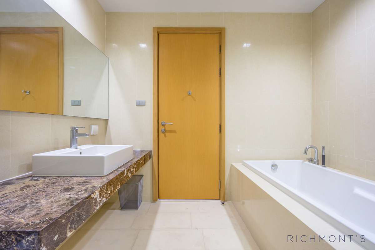 ให้เช่าคอนโดนานา : 3 ห้องนอน 3 ห้องน้ำ ที่ Hyde Sukhumvit 13, Contact 062-496-6454