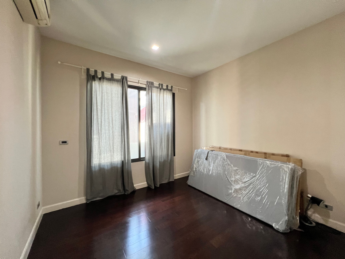 ให้เช่าบ้านรามคำแหง หัวหมาก : For Rent Soul Ekkamai-Ladprao บ้าน 3 ชั้น 3-4 ห้องนอน แปลงริม ใกล้ SISB school Pet Friendly