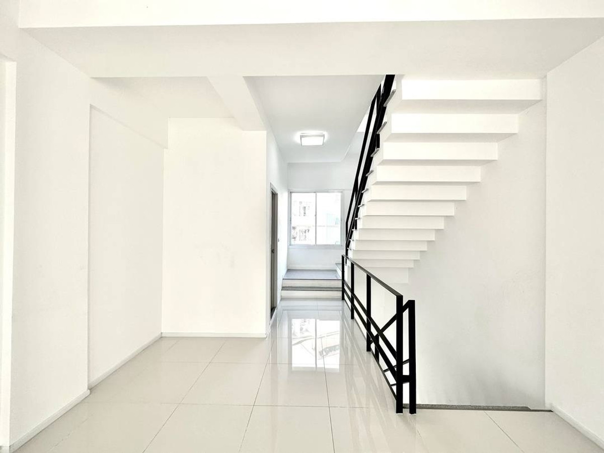 For RentShop HouseMin Buri, Romklao : Owner post, welcome agency, Commercial Building/Office for rent. Next to Rat Phatthana Road, Soi Misteen, opposite Tops supermaket and community mall.