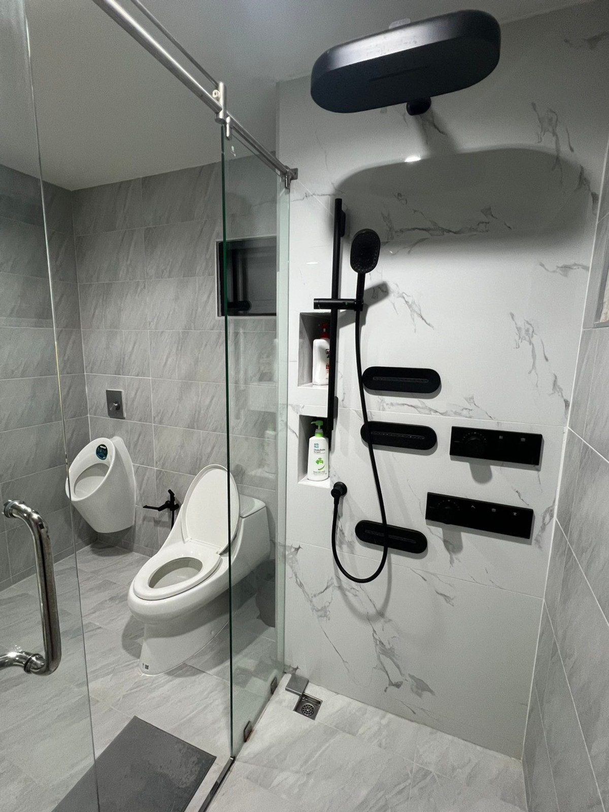 ให้เช่าทาวน์โฮมลาดพร้าว เซ็นทรัลลาดพร้าว : ให้เช่าทาวน์โฮมหลังมุม แต่งสวยครบทำเลดีมาก ทำเลลาดพร้าว 15 มีฟิตเนสส่วนตัว แบบบ้าน 3 ห้องนอน 4 ห้องน้ำ, 1 ห้องทำงาน, จอดรถ 2 คัน บนพื้นที่ 49.5 ตรว. (200 ตรม.) เฟอร์ครบพร้อมอยู่,อุปกรณ์ครบ, ระบบน้ำกรองทั้งหลัง, ไฟ 3 เฟส,  ใกล้ MRT, เซ็นทรัล, โรงเรียนนานาช