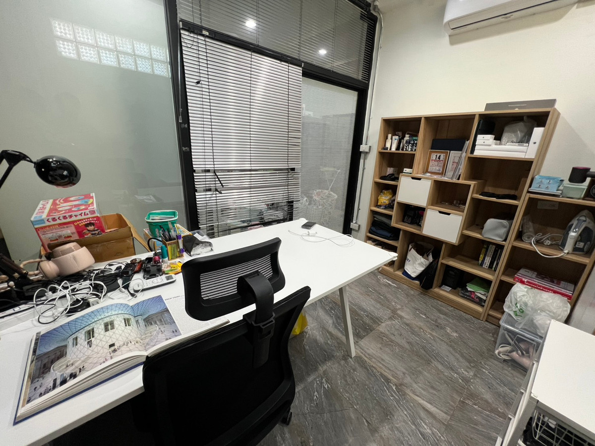 ให้เช่าทาวน์โฮมลาดพร้าว เซ็นทรัลลาดพร้าว : ให้เช่าทาวน์โฮมหลังมุม แต่งสวยครบทำเลดีมาก ทำเลลาดพร้าว 15 มีฟิตเนสส่วนตัว แบบบ้าน 3 ห้องนอน 4 ห้องน้ำ, 1 ห้องทำงาน, จอดรถ 2 คัน บนพื้นที่ 49.5 ตรว. (200 ตรม.) เฟอร์ครบพร้อมอยู่,อุปกรณ์ครบ, ระบบน้ำกรองทั้งหลัง, ไฟ 3 เฟส,  ใกล้ MRT, เซ็นทรัล, โรงเรียนนานาช