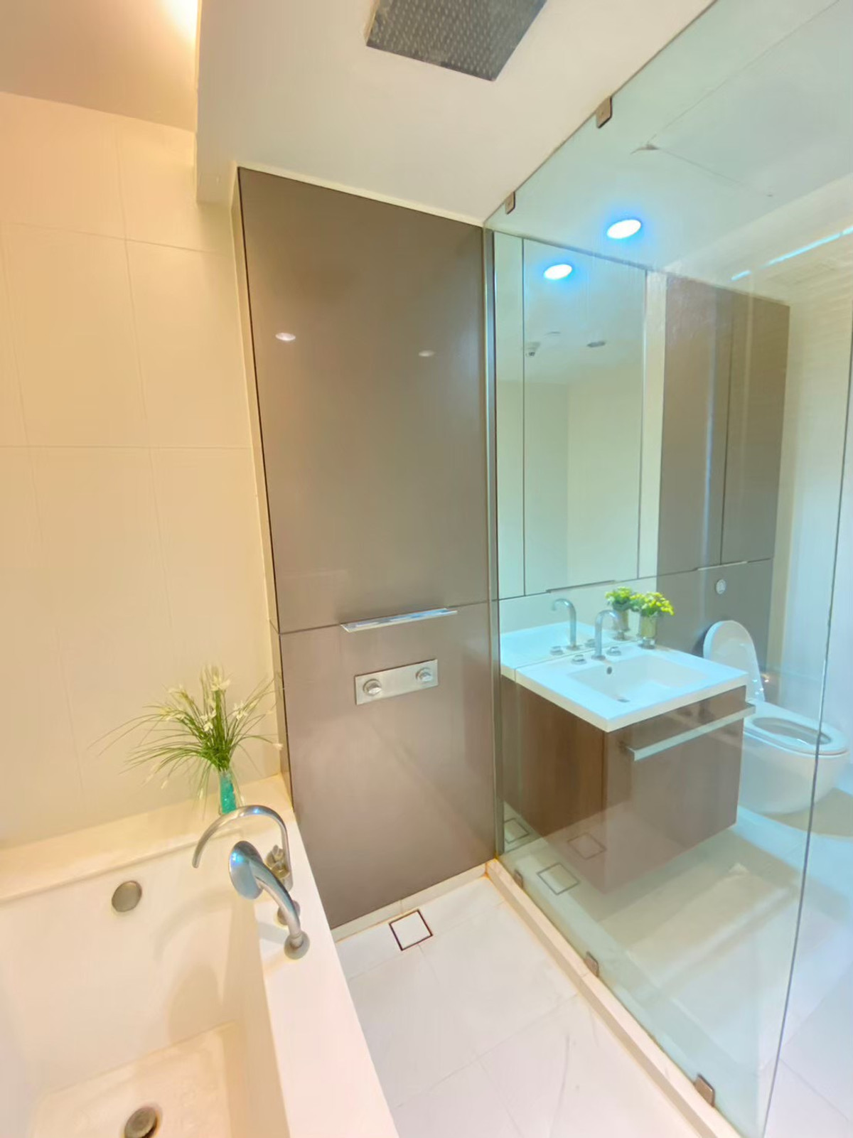 CondoWitthayu, Chidlom, Langsuan, Ploenchit : 🌟 For rent/sale 185 Rajadamri (185 Rajadamri), spacious, airy room, beautiful city view, elegantly decorated, 5 star hotel style.