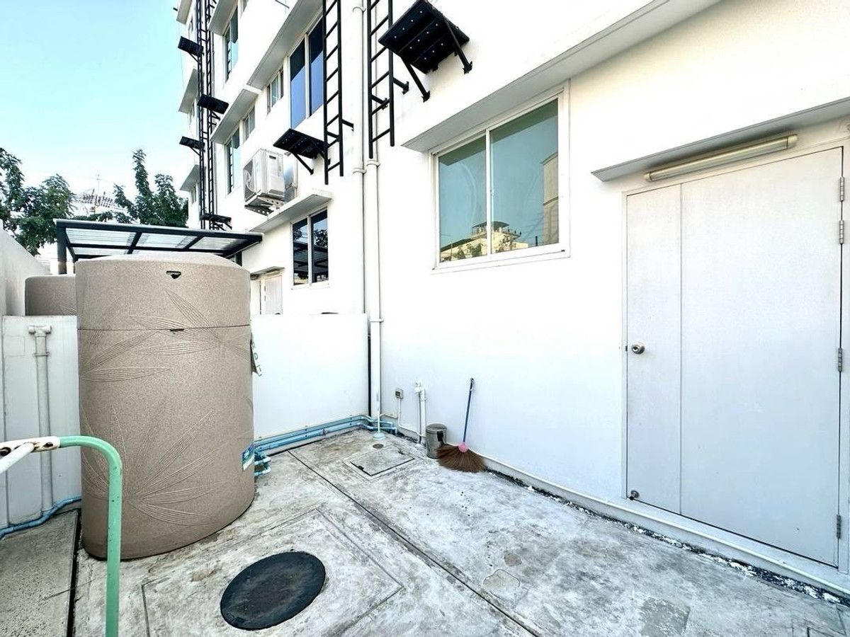 For RentShop HouseMin Buri, Romklao : Owner post, welcome agency, Commercial Building/Office for rent. Next to Rat Phatthana Road, Soi Misteen, opposite Tops supermaket and community mall.