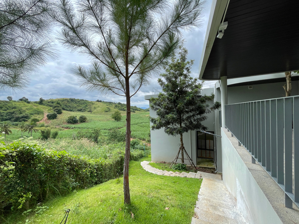 ขายบ้านปากช่อง เขาใหญ่ : ขายบ้านตากอากาศเขาใหญ่ บนเนินเขาสไตล์โมเดิร์น 4 ห้องนอน 5 ห้องน้ำ