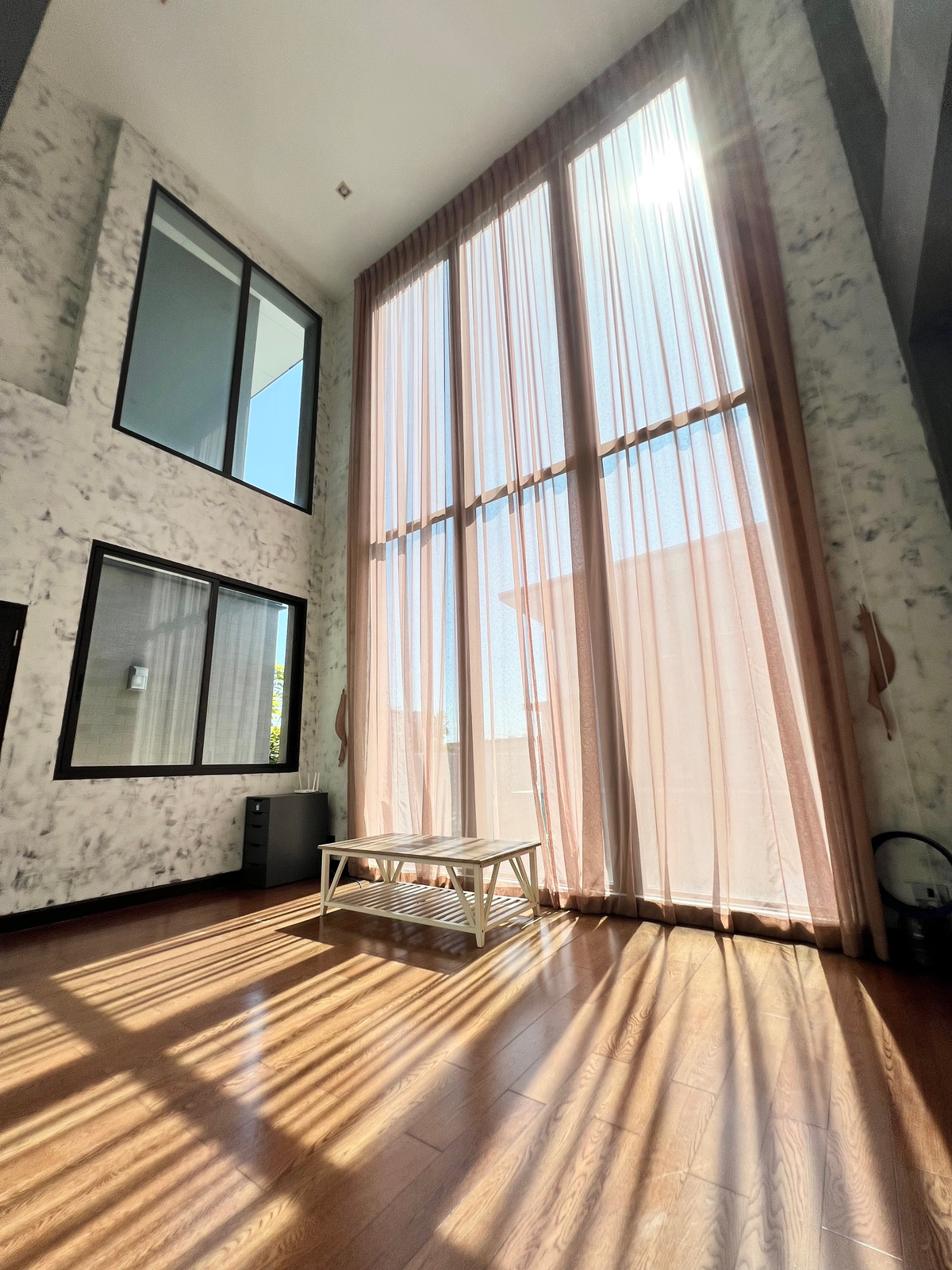 ให้เช่าบ้านรามคำแหง หัวหมาก : For Rent Soul Ekkamai-Ladprao บ้าน 3 ชั้น 3-4 ห้องนอน แปลงริม ใกล้ SISB school Pet Friendly