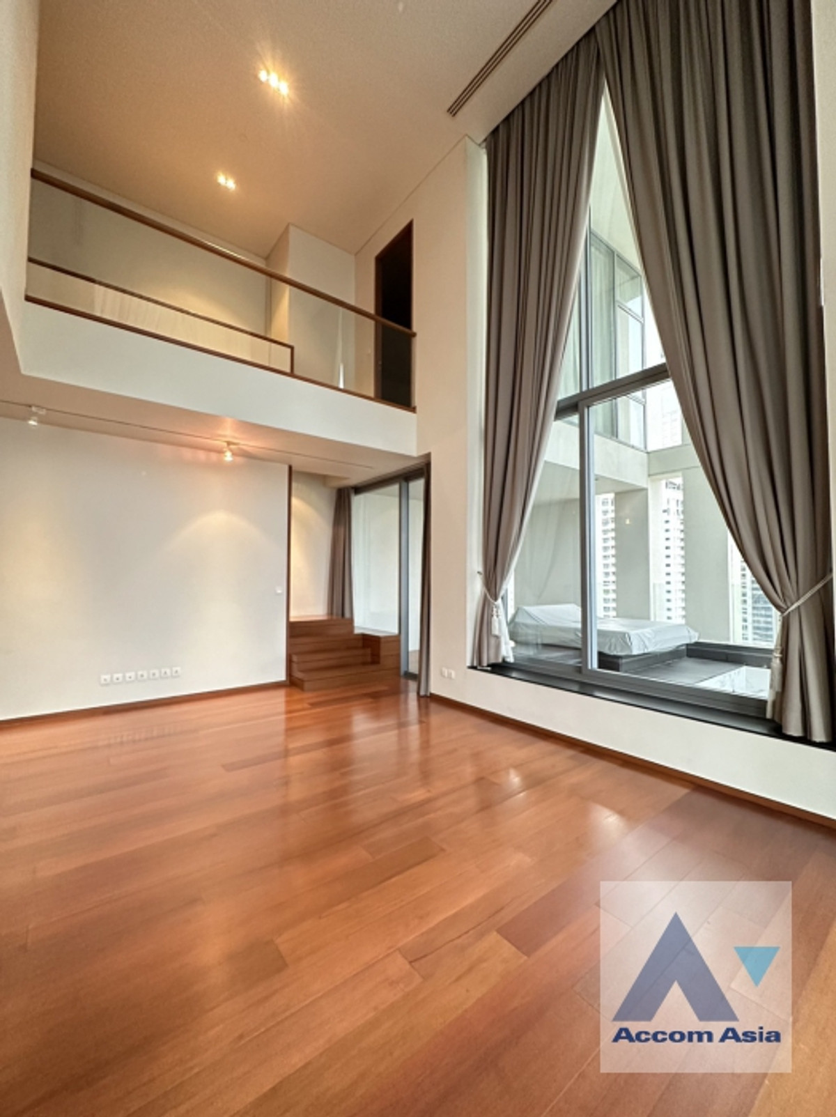 ให้เช่าคอนโดสาทร นราธิวาส : 🔼AccomA 🔽 Luxury spacious duplex condominium with high double ceiling and floor-to-ceiling windows ( AA36469 )