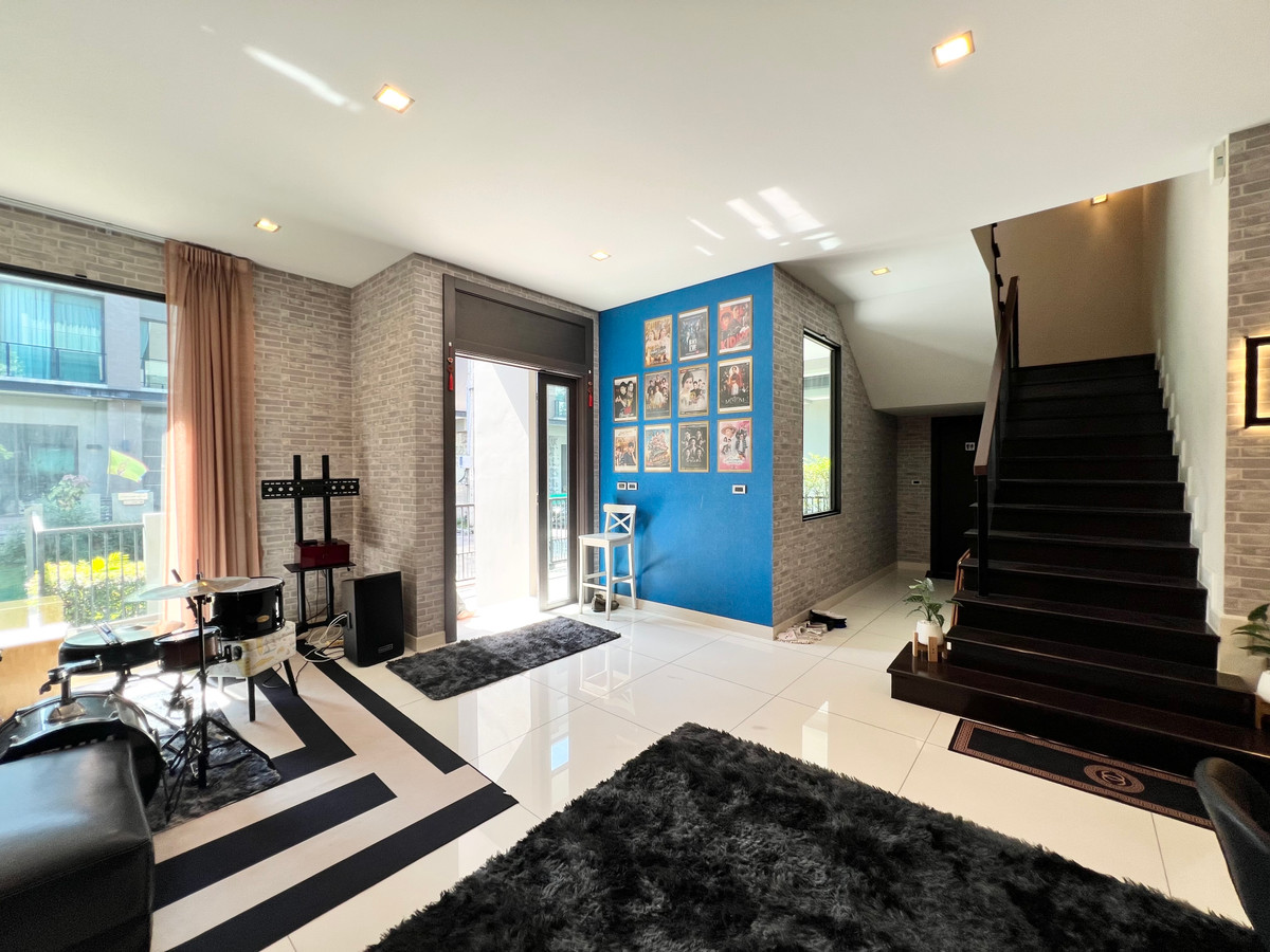 ให้เช่าบ้านรามคำแหง หัวหมาก : For Rent Soul Ekkamai-Ladprao บ้าน 3 ชั้น 3-4 ห้องนอน แปลงริม ใกล้ SISB school Pet Friendly