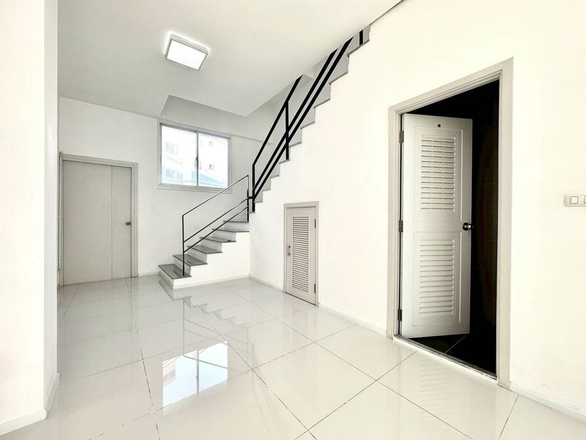 For RentShop HouseMin Buri, Romklao : Owner post, welcome agency, Commercial Building/Office for rent. Next to Rat Phatthana Road, Soi Misteen, opposite Tops supermaket and community mall.