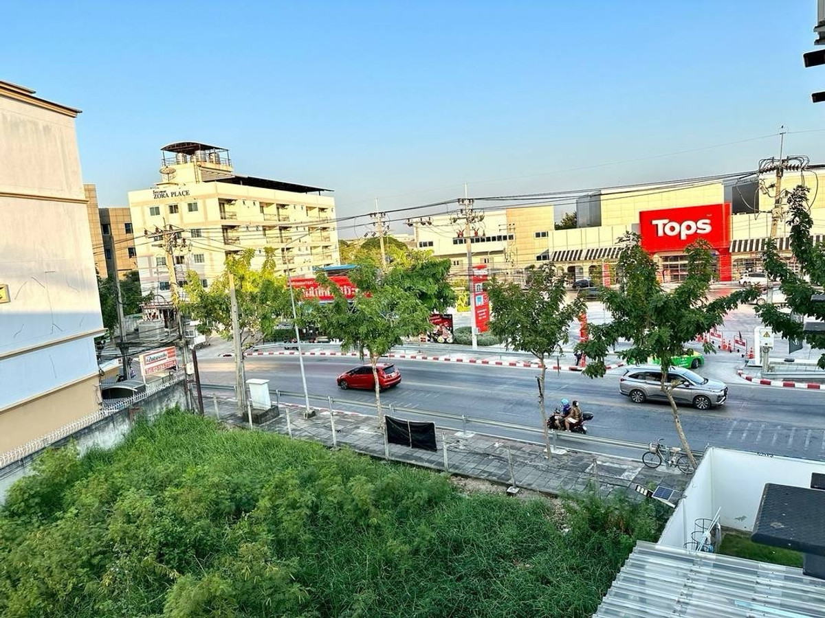 For RentShop HouseMin Buri, Romklao : Owner post, welcome agency, Commercial Building/Office for rent. Next to Rat Phatthana Road, Soi Misteen, opposite Tops supermaket and community mall.