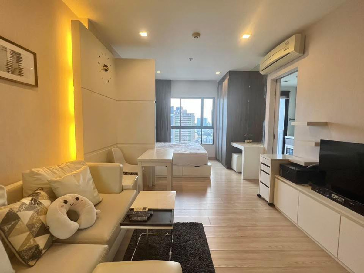 For RentCondoWongwianyai, Charoennakor : Fully furnished, open view 30 sq m., 20th floor, south side, good breeze, closed kitchen.