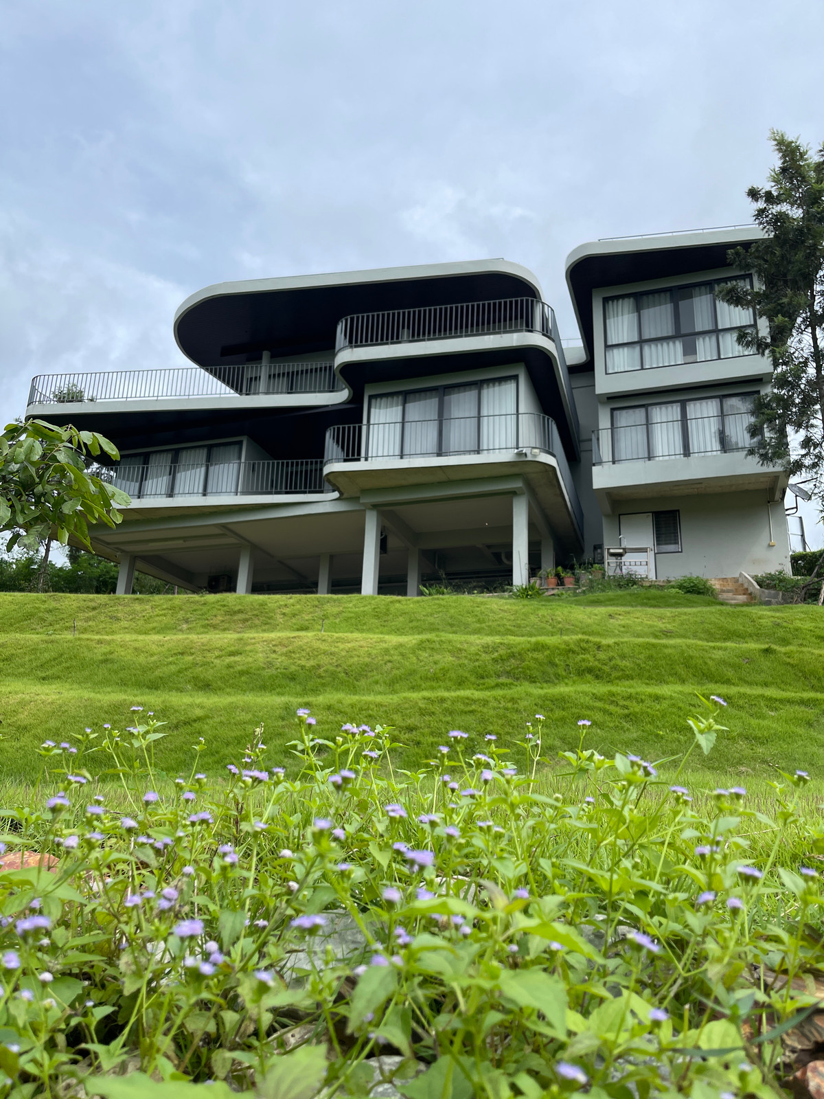 ขายบ้านปากช่อง เขาใหญ่ : ขายบ้านตากอากาศเขาใหญ่ บนเนินเขาสไตล์โมเดิร์น 4 ห้องนอน 5 ห้องน้ำ