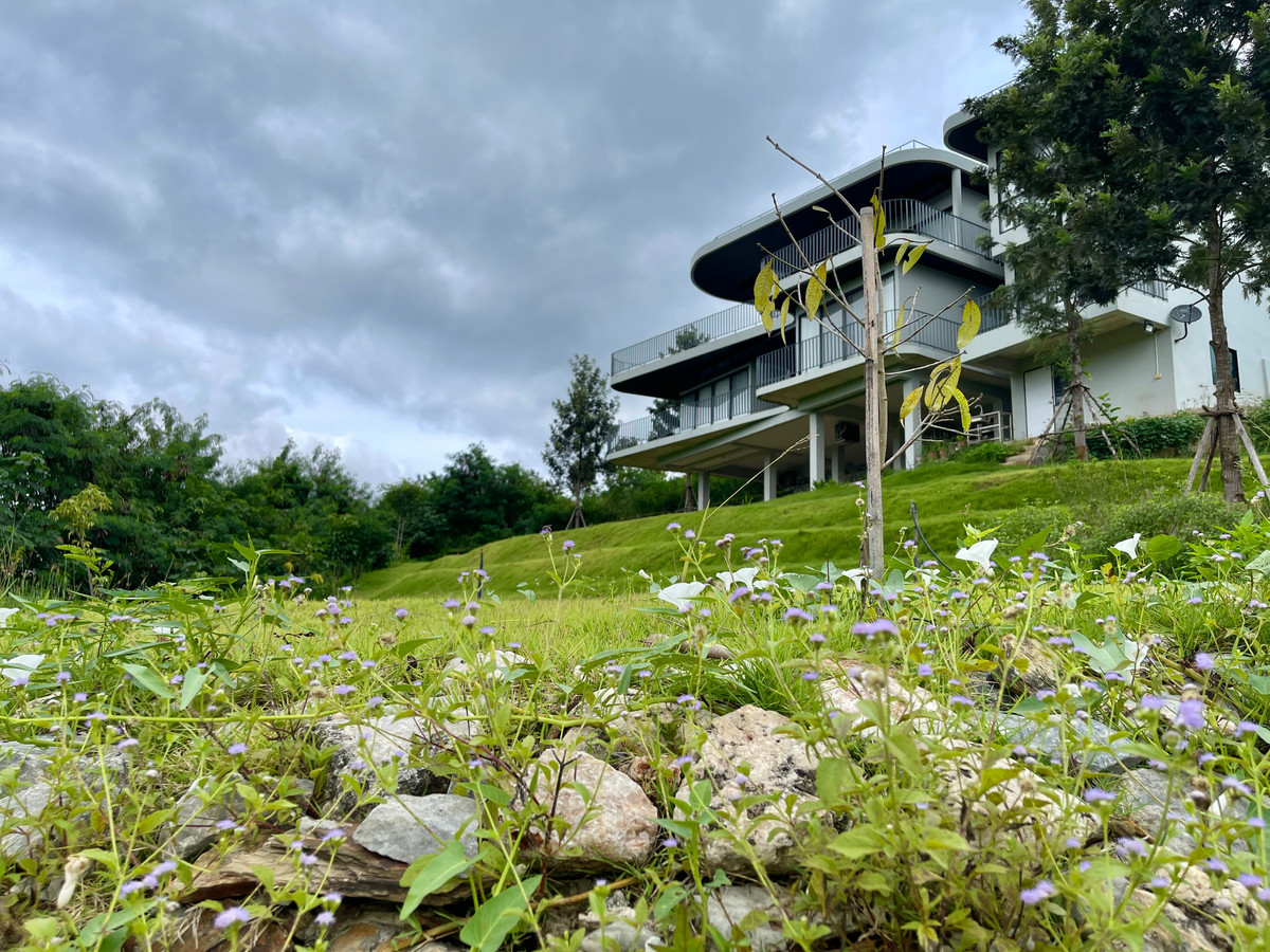 ขายบ้านปากช่อง เขาใหญ่ : ขายบ้านตากอากาศเขาใหญ่ บนเนินเขาสไตล์โมเดิร์น 4 ห้องนอน 5 ห้องน้ำ