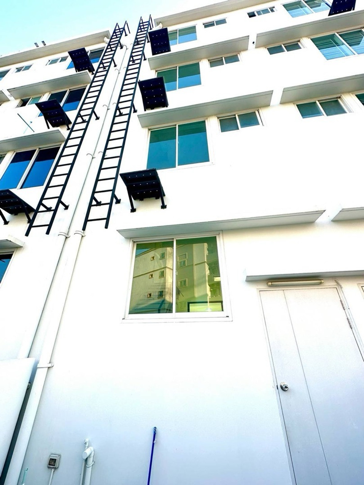 For RentShop HouseMin Buri, Romklao : Owner post, welcome agency, Commercial Building/Office for rent. Next to Rat Phatthana Road, Soi Misteen, opposite Tops supermaket and community mall.