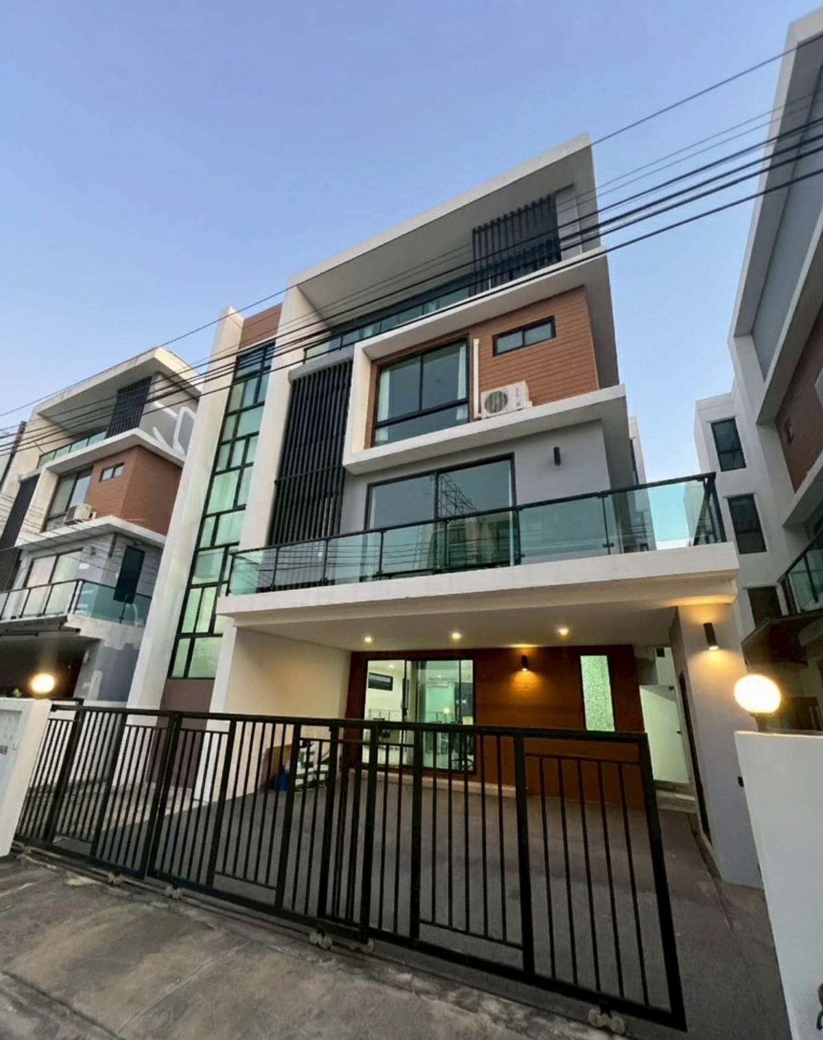 For RentHome OfficeSamut Prakan,Samrong : 4-story home office for rent, The Best King Kaew-Suvarnabhumi, convenient travel (N.1964)