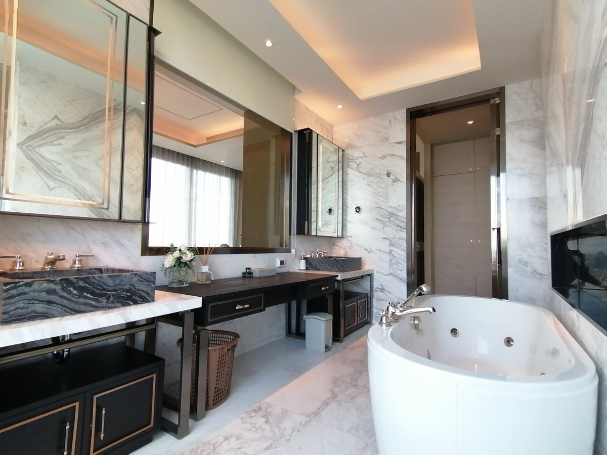 For RentCondoWongwianyai, Charoennakor : 3 bathrooms near ICON siam at Mandarin Oriental residence, Contact 062-496-6454