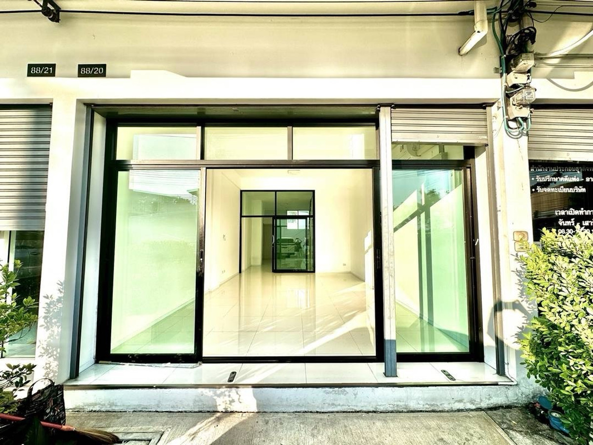 For RentShop HouseMin Buri, Romklao : Owner post, welcome agency, Commercial Building/Office for rent. Next to Rat Phatthana Road, Soi Misteen, opposite Tops supermaket and community mall.