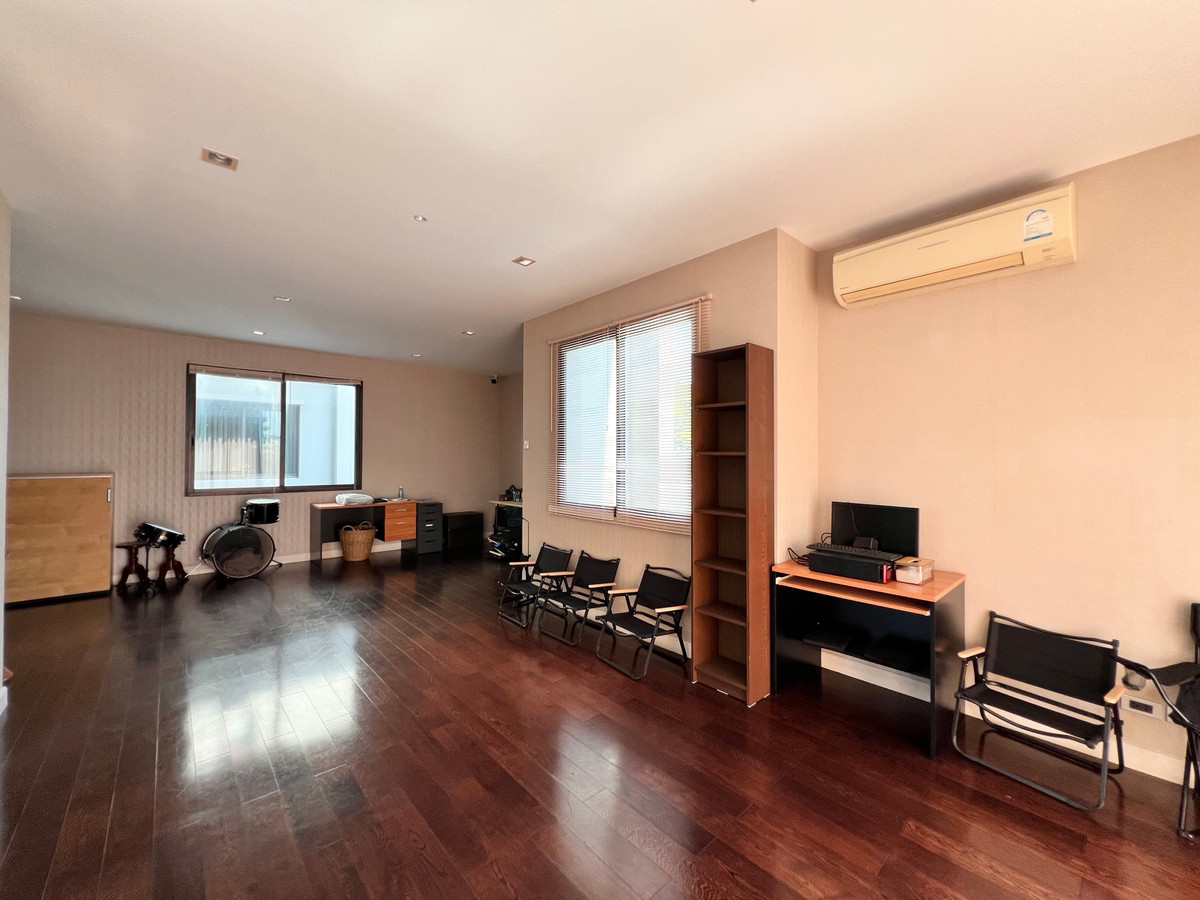 ให้เช่าบ้านรามคำแหง หัวหมาก : For Rent Soul Ekkamai-Ladprao บ้าน 3 ชั้น 3-4 ห้องนอน แปลงริม ใกล้ SISB school Pet Friendly