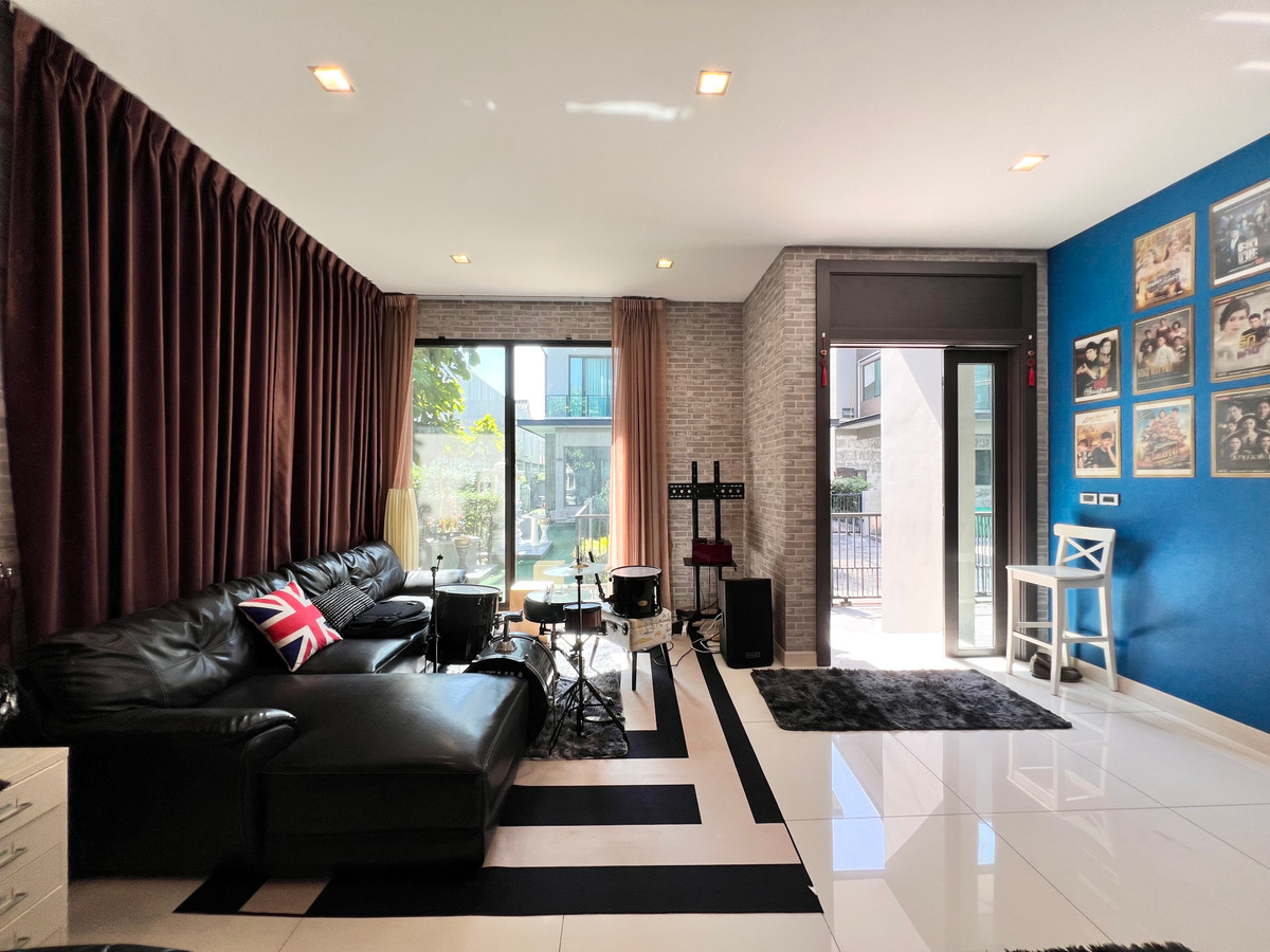 ให้เช่าบ้านรามคำแหง หัวหมาก : For Rent Soul Ekkamai-Ladprao บ้าน 3 ชั้น 3-4 ห้องนอน แปลงริม ใกล้ SISB school Pet Friendly