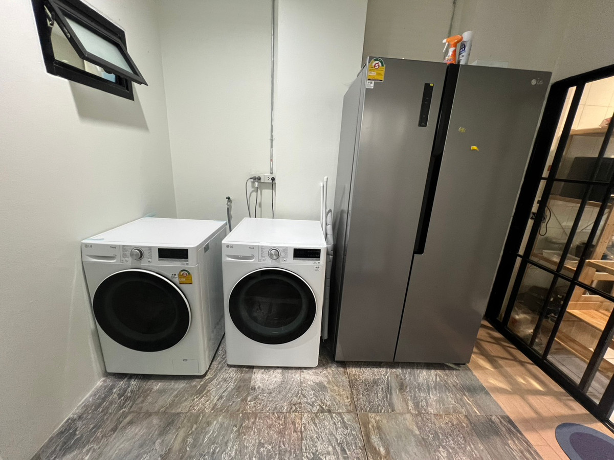 ให้เช่าทาวน์โฮมลาดพร้าว เซ็นทรัลลาดพร้าว : ให้เช่าทาวน์โฮมหลังมุม แต่งสวยครบทำเลดีมาก ทำเลลาดพร้าว 15 มีฟิตเนสส่วนตัว แบบบ้าน 3 ห้องนอน 4 ห้องน้ำ, 1 ห้องทำงาน, จอดรถ 2 คัน บนพื้นที่ 49.5 ตรว. (200 ตรม.) เฟอร์ครบพร้อมอยู่,อุปกรณ์ครบ, ระบบน้ำกรองทั้งหลัง, ไฟ 3 เฟส,  ใกล้ MRT, เซ็นทรัล, โรงเรียนนานาช