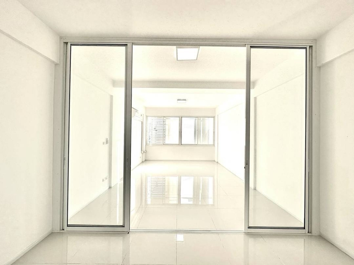 For RentShop HouseMin Buri, Romklao : Owner post, welcome agency, Commercial Building/Office for rent. Next to Rat Phatthana Road, Soi Misteen, opposite Tops supermaket and community mall.