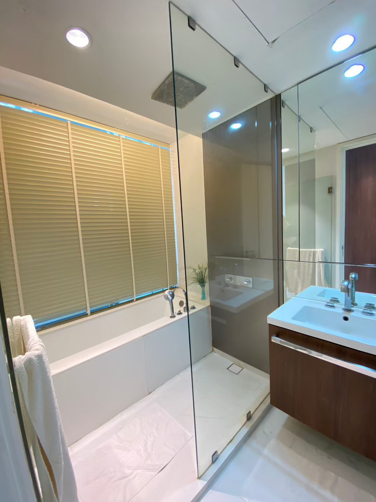 CondoWitthayu, Chidlom, Langsuan, Ploenchit : 🌟 For rent/sale 185 Rajadamri (185 Rajadamri), spacious, airy room, beautiful city view, elegantly decorated, 5 star hotel style.