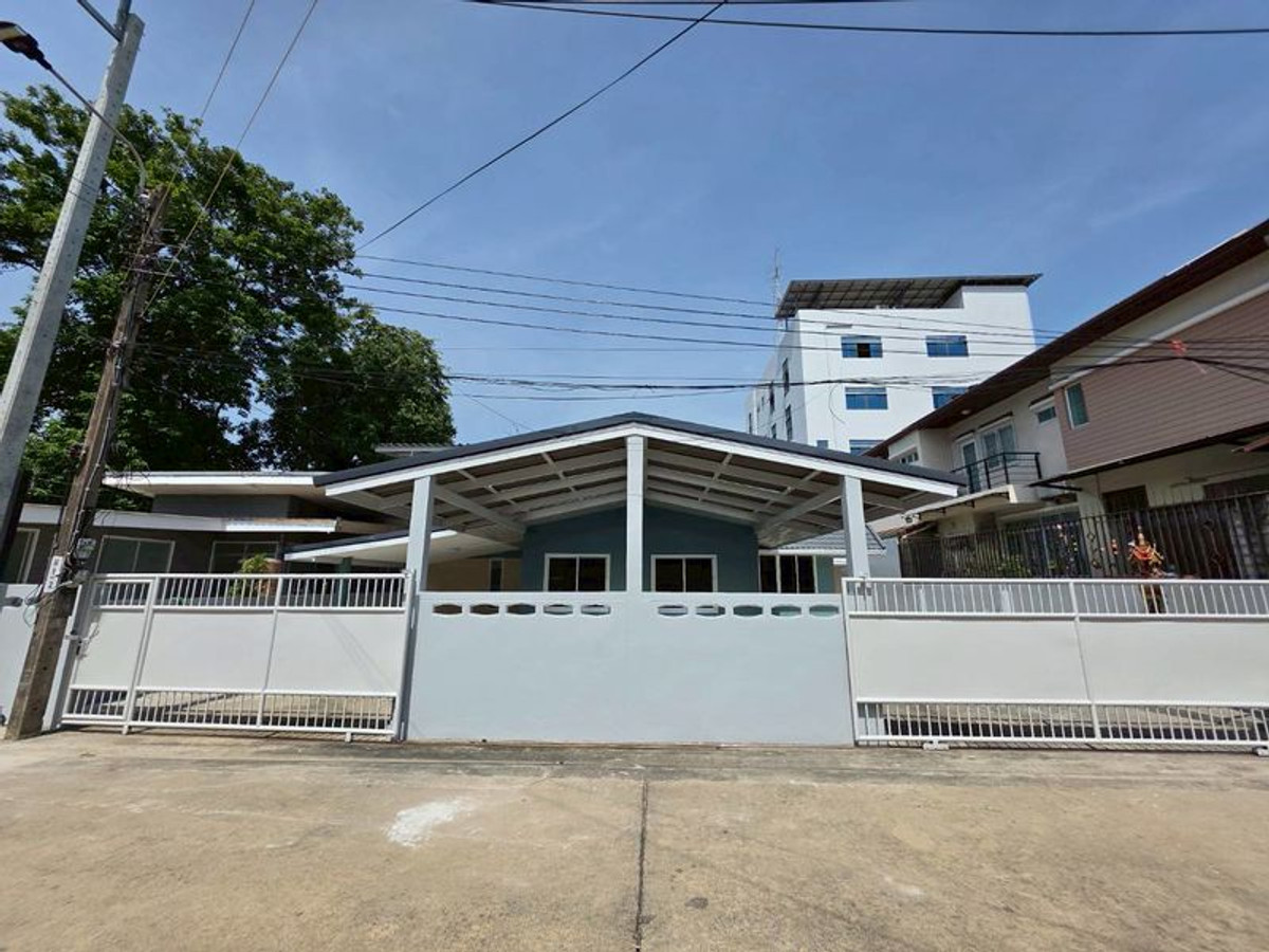 ให้เช่าบ้านสะพานควาย จตุจักร : บ้านเดี่ยว 100ตร.วา 10นาที ถึงสวนจตุจักร หมู่บ้านปูนซีเมนต์ไทย หน้ากว้าง20เมตร เหมาะเป็นที่พักอาศัยร้านอาหาร ออฟฟิศสำนักงาน คาเฟ่