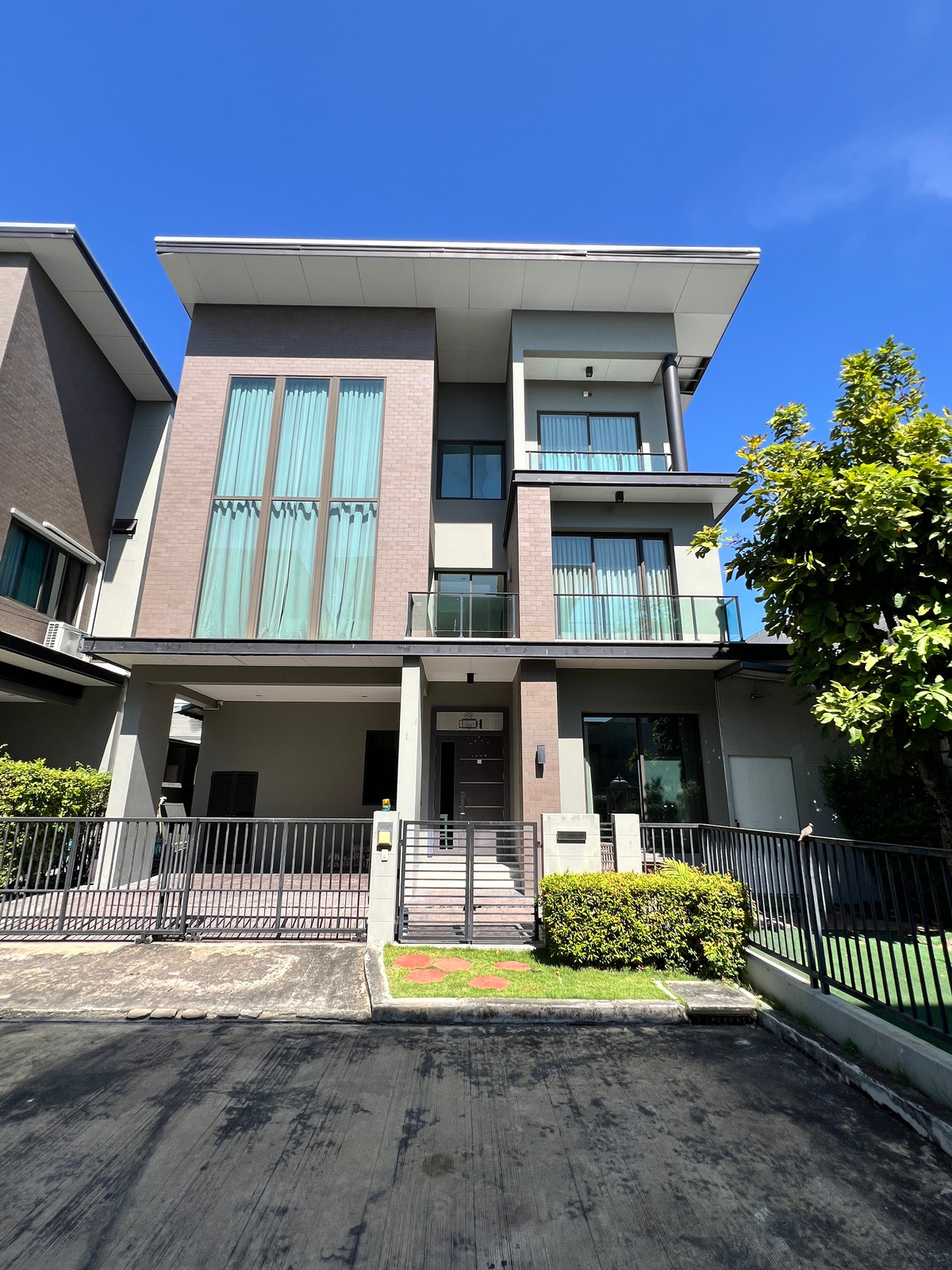 For RentHouseRamkhamhaeng, Hua Mak : For Rent Soul Ekkamai-Ladprao, 3-story house, 3-4 bedrooms, edge plot, near SISB school Pet Friendly