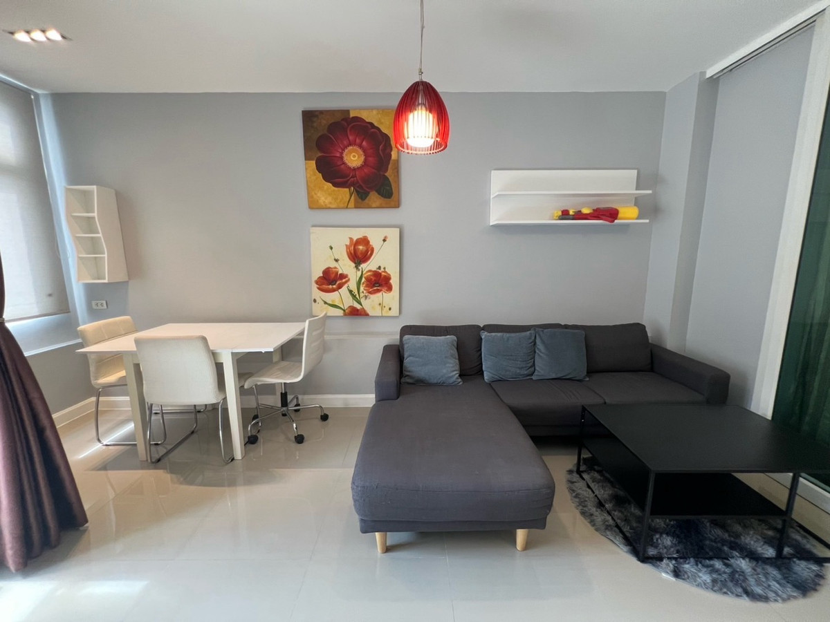 ให้เช่าคอนโดรัชดา ห้วยขวาง : 🏢 "กลางกรุง รีสอร์ท" คอนโดใจกลางเมืองที่ร่มรื่นที่สุด!(1นอน1น้ำ รับแขก)
ใกล้ ม.หอการค้า รับนักศึกษา 
✅ ห้องสะอาด แบ่งสัดส่วนดี น่าอยู่มาก
✅ ใกล้ MRT ห้วยขวาง / The Street / ตลาดห้วยขวาง