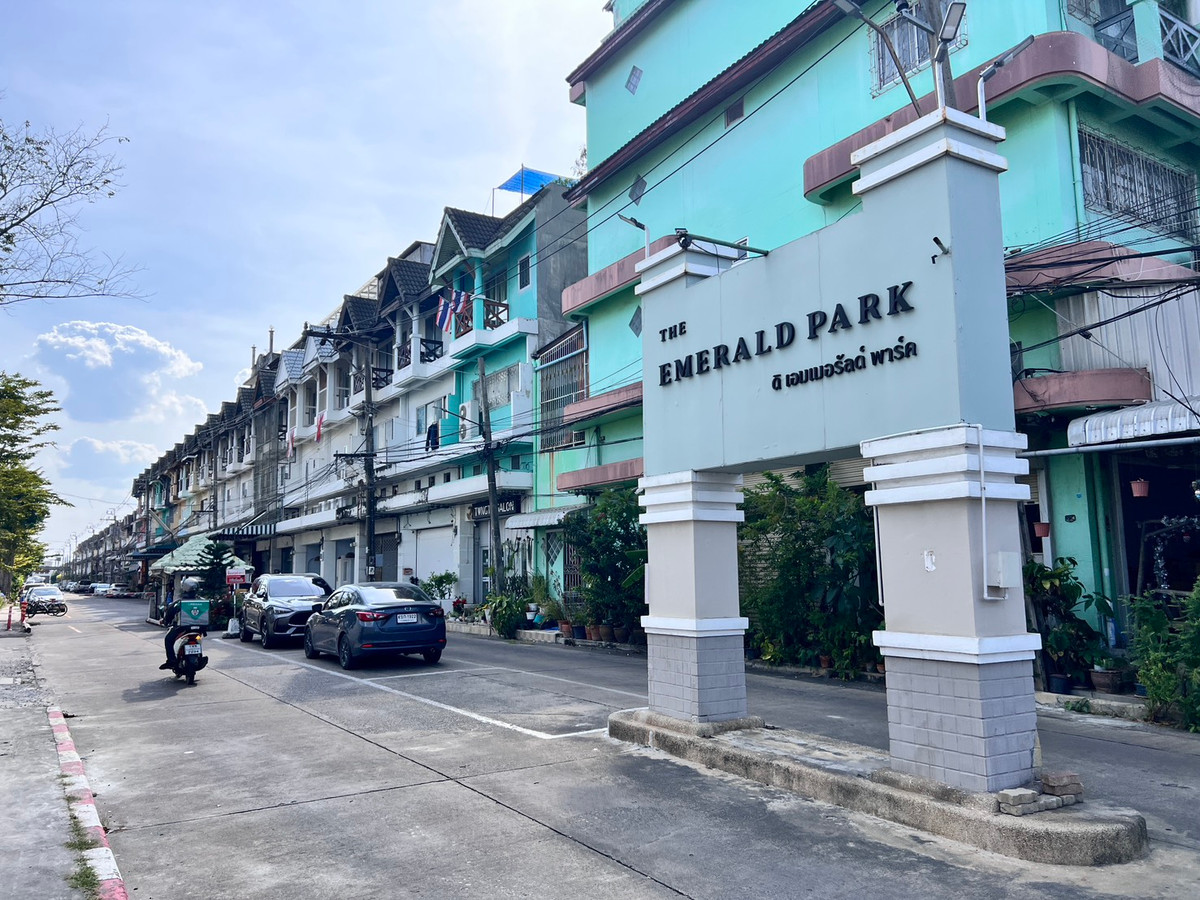 For SaleTownhomeRattanathibet, Sanambinna : 2-story townhouse for sale, The Emerald Park Village, Soi Rewadi 61, Tiwanon Road, near the Purple and Pink Lines.