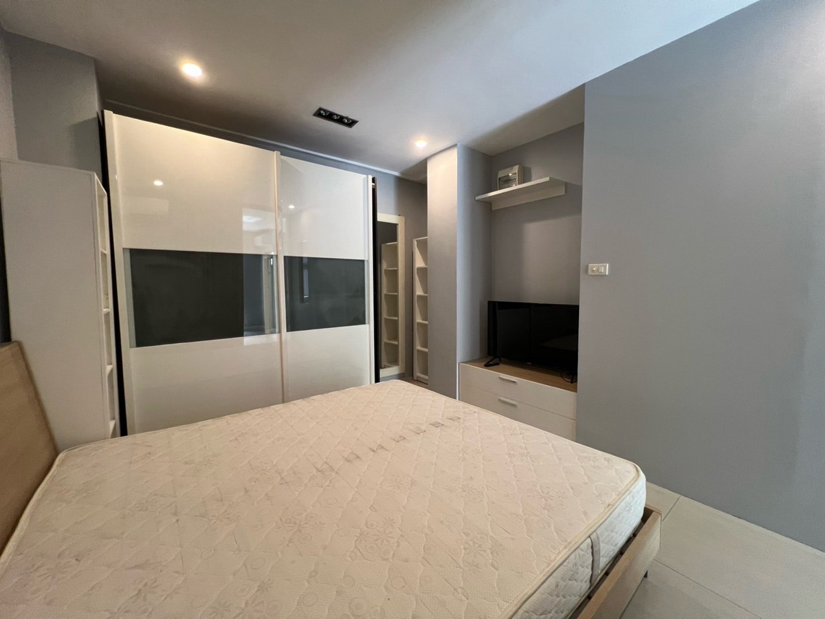 ให้เช่าคอนโดรัชดา ห้วยขวาง : 🏢 "กลางกรุง รีสอร์ท" คอนโดใจกลางเมืองที่ร่มรื่นที่สุด!(1นอน1น้ำ รับแขก)
ใกล้ ม.หอการค้า รับนักศึกษา 
✅ ห้องสะอาด แบ่งสัดส่วนดี น่าอยู่มาก
✅ ใกล้ MRT ห้วยขวาง / The Street / ตลาดห้วยขวาง