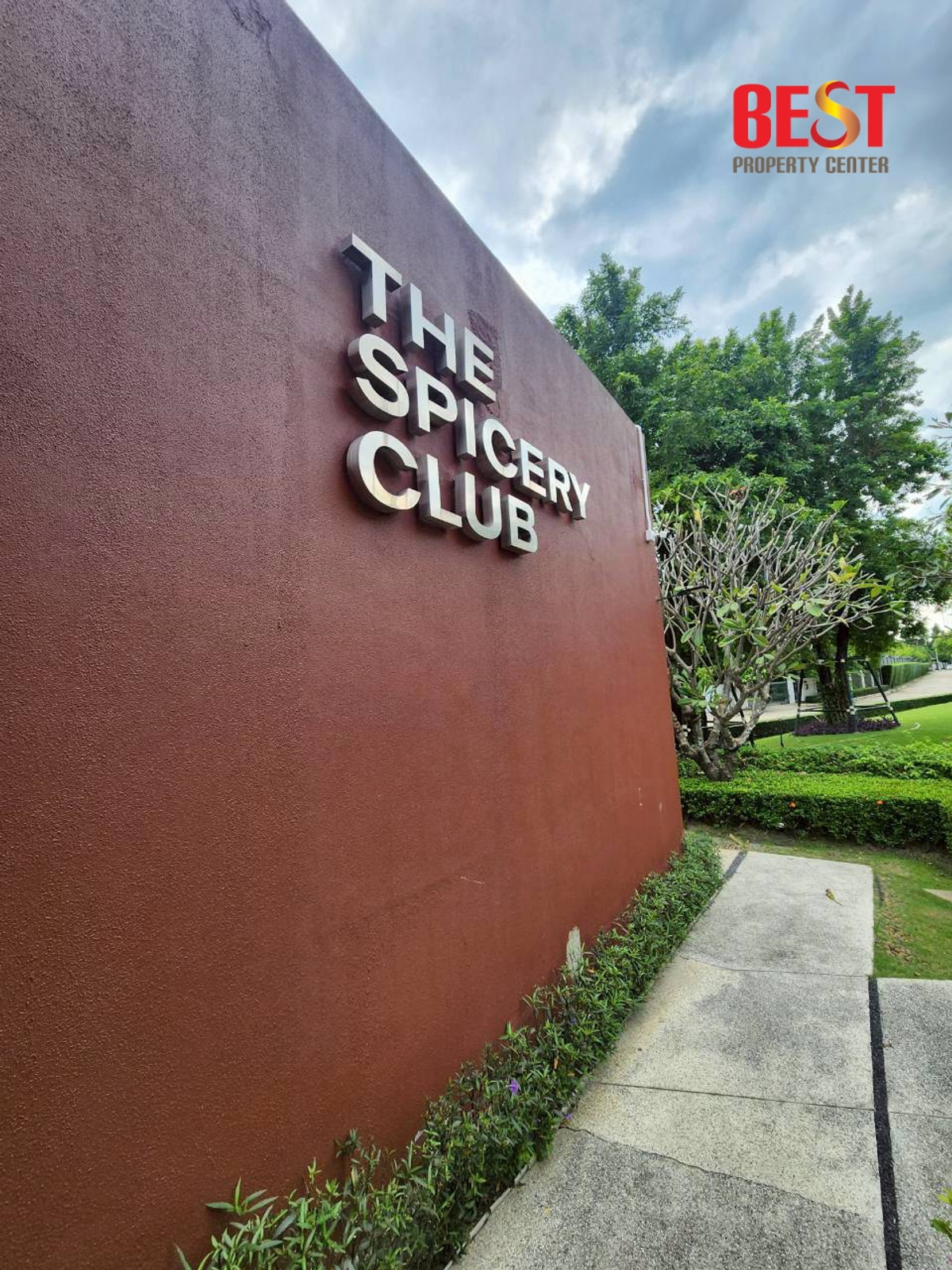 For SaleHousePathum Thani,Rangsit, Thammasat : Single House for Sale – Burasiri Rangsit–Pathum Thani Good condition | Convenient location | Selling at cost Lightly lived in — owner selling due to relocation to another province   For viewing, please contact Khun Ning at 089-226-2428