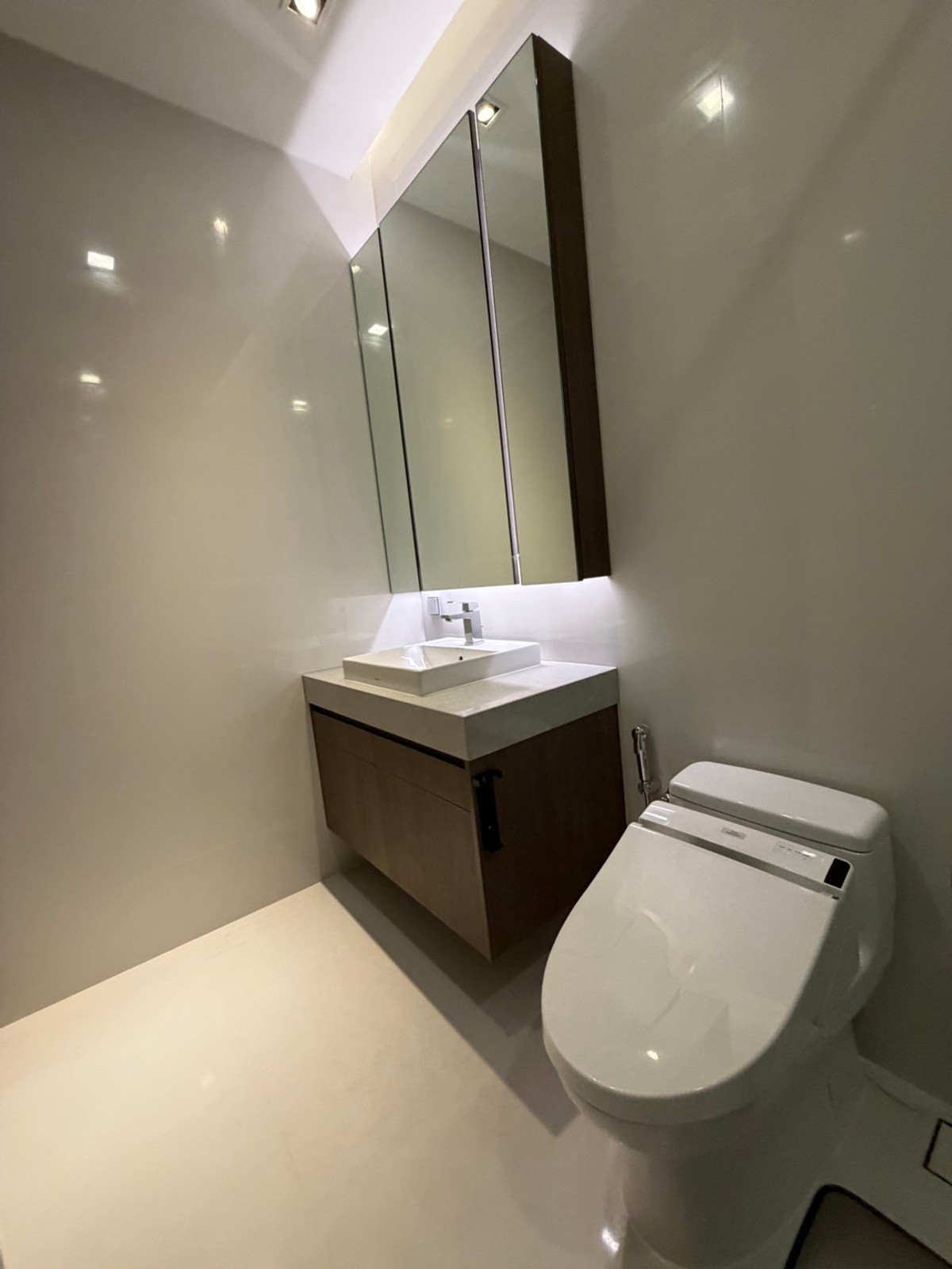 For RentCondoNana, North Nana,Sukhumvit13, Soi Nana : Q1 Sukhumvit, luxury condo, 3 bedrooms, 147.5 sq m, next to BTS Nana, new room.