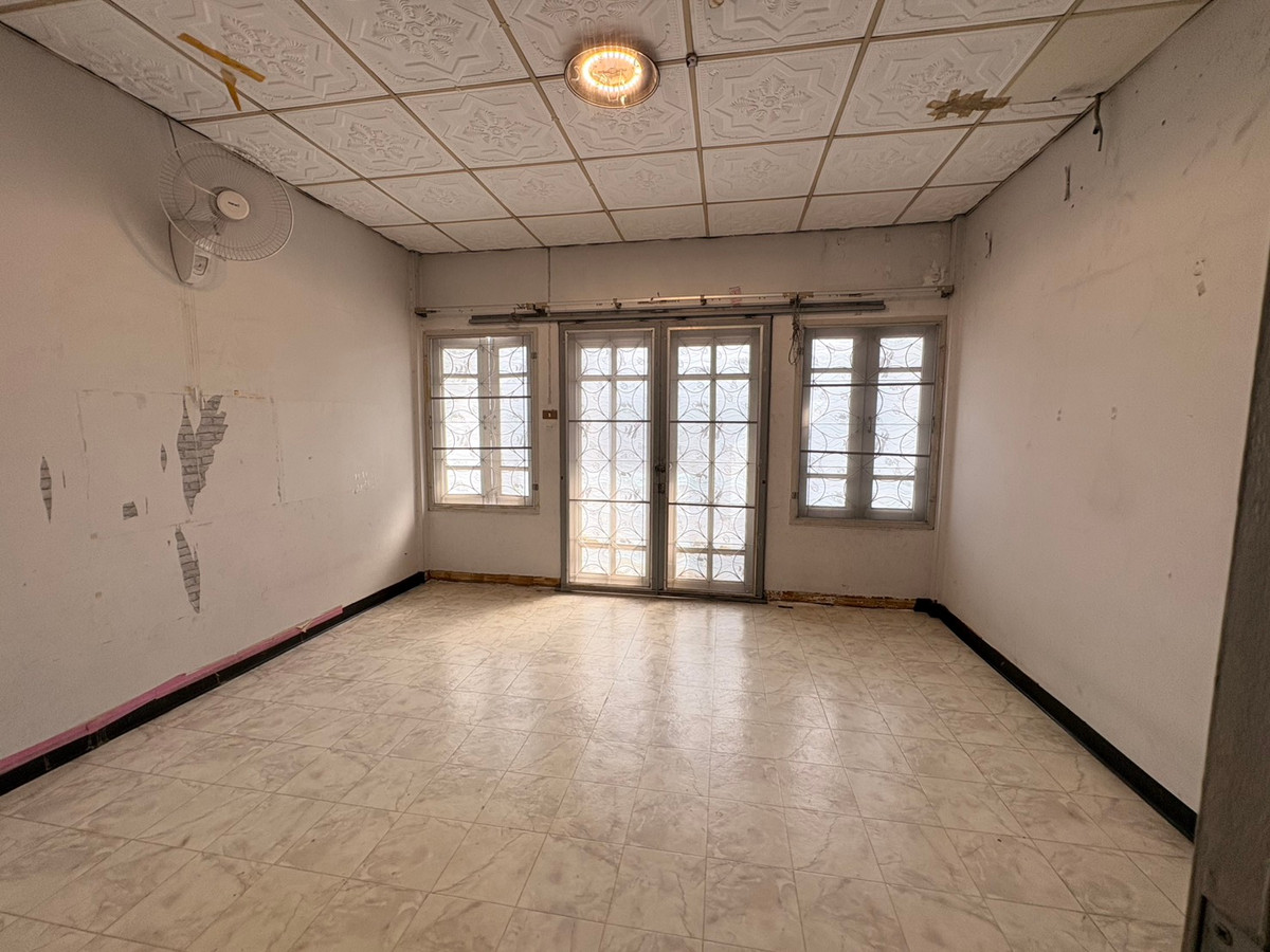 For SaleTownhomeRattanathibet, Sanambinna : 2-story townhouse for sale, The Emerald Park Village, Soi Rewadi 61, Tiwanon Road, near the Purple and Pink Lines.