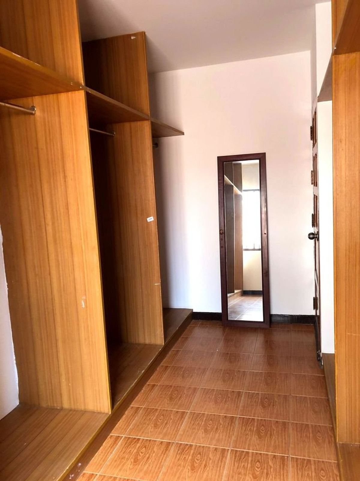 ให้เช่าทาวน์โฮมสะพานควาย จตุจักร : บ้านให้เช่า ตรงข้ามตลาด บองมาร์เช่ 4ชั้น 5ห้องนอน 5ห้องน้ำ มีห้องแม่บ้าน