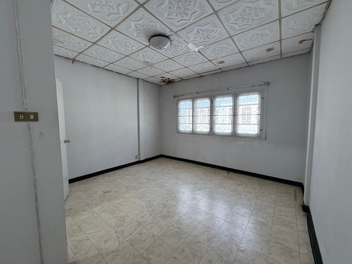 For SaleTownhomeRattanathibet, Sanambinna : 2-story townhouse for sale, The Emerald Park Village, Soi Rewadi 61, Tiwanon Road, near the Purple and Pink Lines.