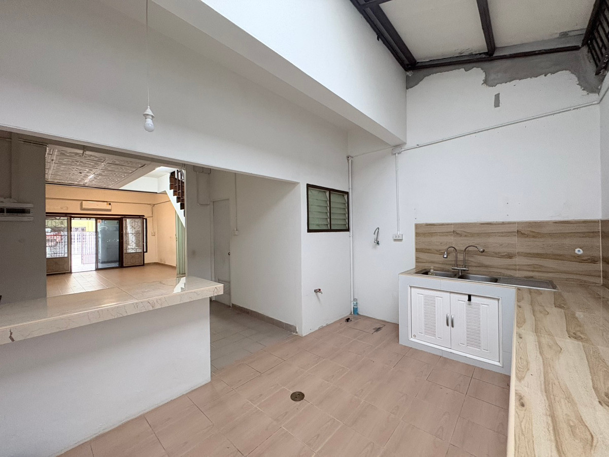 For SaleTownhomeRattanathibet, Sanambinna : 2-story townhouse for sale, The Emerald Park Village, Soi Rewadi 61, Tiwanon Road, near the Purple and Pink Lines.