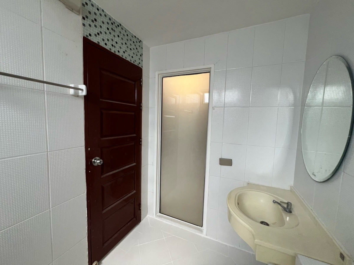 ให้เช่าคอนโดรัชดา ห้วยขวาง : 🏢 "กลางกรุง รีสอร์ท" คอนโดใจกลางเมืองที่ร่มรื่นที่สุด!(1นอน1น้ำ รับแขก)
ใกล้ ม.หอการค้า รับนักศึกษา 
✅ ห้องสะอาด แบ่งสัดส่วนดี น่าอยู่มาก
✅ ใกล้ MRT ห้วยขวาง / The Street / ตลาดห้วยขวาง